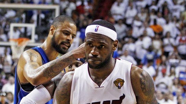 LeBron James mizí z palubovky po prohraném finále NBA s Dallasem LeBron James mizí z palubovky po prohraném finále NBA s Dallasem