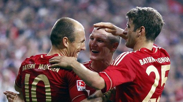 Hráči Bayernu Mnichov Arjen Robben, Bastian Schweinsteiger and Thomas Müller (zleva doprava)se radují z gólu do sítě Leverkusenu. Hráči Bayernu Mnichov Arjen Robben, Bastian Schweinsteiger and Thomas Müller (zleva doprava)se radují z gólu do sítě Leverkusenu.