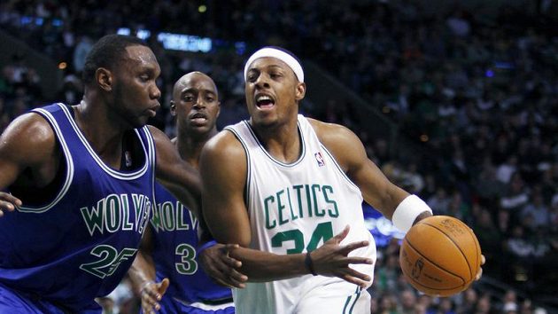 Basketbalista Bostonu Paul Pierce (34) se probíjí přes hráče Minnesoty Ala Jeffersona. (ilustrační foto) Basketbalista Bostonu Paul Pierce (34) se probíjí přes hráče Minnesoty Ala Jeffersona. (ilustrační foto)