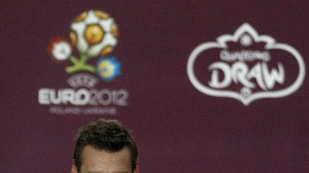 Ukrajinský fotbalista Andrej Ševčenko během losování kvalifikace evropského šampionátu v roce 2012. Ukrajinský fotbalista Andrej Ševčenko během losování kvalifikace evropského šampionátu v roce 2012.