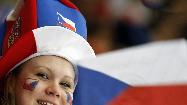 Fanynka českého hokejového týmu při utkání s Finskem v Brně. Fanynka českého hokejového týmu při utkání s Finskem v Brně.