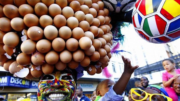 Jihoafrický příznivec domácího týmu Bafana Bafana vyrazil do ulic Kapského Města s vajíčkovou okrasou - ilustrační foto. Jihoafrický příznivec domácího týmu Bafana Bafana vyrazil do ulic Kapského Města s vajíčkovou okrasou - ilustrační foto.