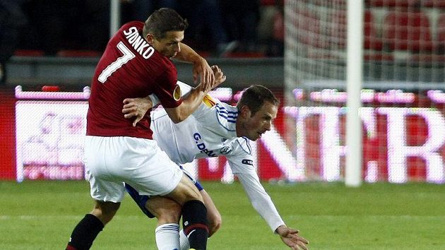 Libor Sionko v souboji s Marazzim ze švýcarského druholigového Lausanne. Libor Sionko v souboji s Marazzim ze švýcarského druholigového Lausanne.