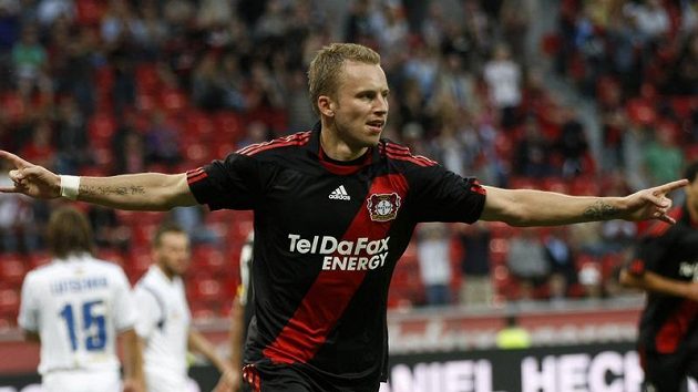 Obránce Leverkusenu Michal Kadlec oslavuje jednu ze vtřelených branek v utkání 4. předkola Evropské ligy proti Simferopolu. Obránce Leverkusenu Michal Kadlec oslavuje jednu ze vtřelených branek v utkání 4. předkola Evropské ligy proti Simferopolu.