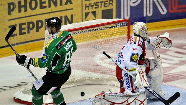 Brankář Miroslav Kopřiva ze Slavie inkasoval gól od Tomáše Divíška z Mladé Boleslavi. Nakonec se z vítězství ale radovali slávisté. Brankář Miroslav Kopřiva ze Slavie inkasoval gól od Tomáše Divíška z Mladé Boleslavi. Nakonec se z vítězství ale radovali slávisté.