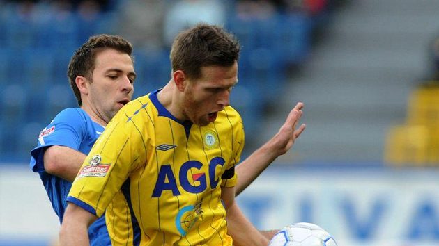 V popředí střelec úvodní branky zápasu Štěpán Vachoušek z Teplic a za ním Josef Hušbauer z Baníku Ostrava. V popředí střelec úvodní branky zápasu Štěpán Vachoušek z Teplic a za ním Josef Hušbauer z Baníku Ostrava.