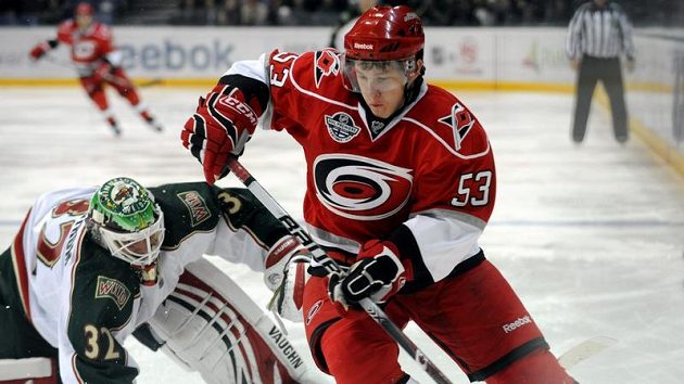 Jeff Skinner z Caroliny objíždí brankáře Minnesoty Niklase Bäckströma v duelu hraném v Helsinkách. Jeff Skinner z Caroliny objíždí brankáře Minnesoty Niklase Bäckströma v duelu hraném v Helsinkách.
