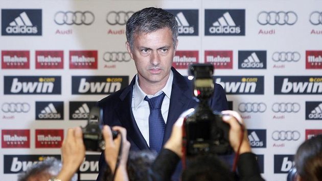 José Mourinho před novináři, kterým právě oznámil, že se stal novým trenérem Realu Madrid. José Mourinho před novináři, kterým právě oznámil, že se stal novým trenérem Realu Madrid.