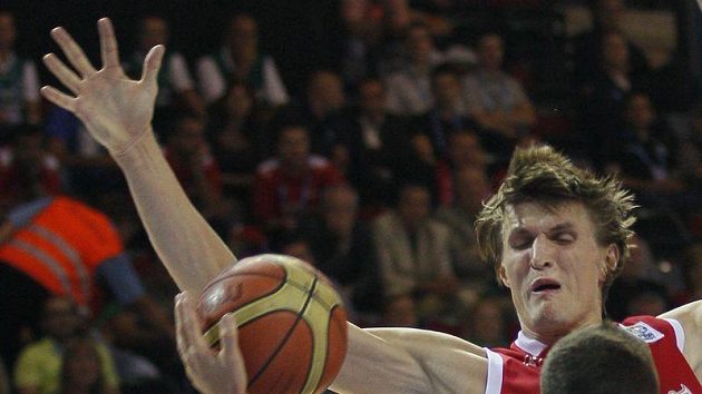 Slovinec Jaka Lakovic (vpředu) cv souboji s Rusem Andrejem Kirilenkem na ME basketbalistů v Litvě. Slovinec Jaka Lakovic (vpředu) cv souboji s Rusem Andrejem Kirilenkem na ME basketbalistů v Litvě.