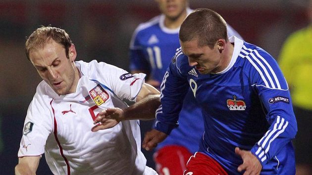 Michal Hubník (vlevo) bojuje o míč s Thomasem Beckem z Lichtenštejnska. Michal Hubník (vlevo) bojuje o míč s Thomasem Beckem z Lichtenštejnska.