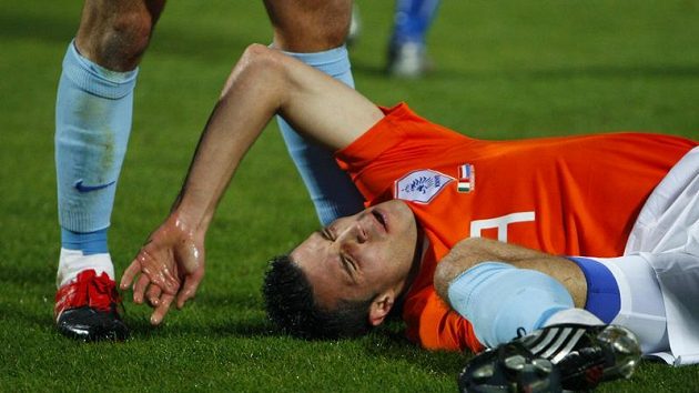 Robin van Persie leží v bolestech na trávníků během přátelského zápasu s Itálií Robin van Persie leží v bolestech na trávníků během přátelského zápasu s Itálií