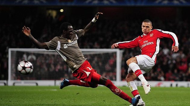 Keiran Gibbs z Arsenalu (vpravo) v souboji o míč s Eliaquimem Mangalaou ze Standardu Lutych. Keiran Gibbs z Arsenalu (vpravo) v souboji o míč s Eliaquimem Mangalaou ze Standardu Lutych.