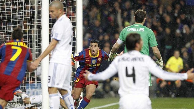 Bezradní fotbalisté Realu Madrid při gólu Pedra z Barcelony (uprostřed). Bezradní fotbalisté Realu Madrid při gólu Pedra z Barcelony (uprostřed).