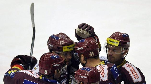 Hokejisté Sparty se radují z branky do sítě Pardubic. Hokejisté Sparty se radují z branky do sítě Pardubic.