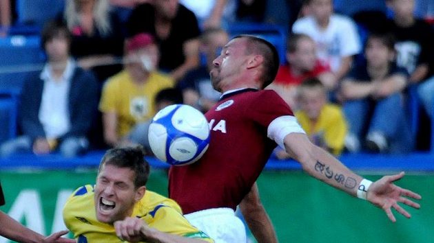 Teplický Štěpán Vachoušek (v popředí) v souboji se sparťanem Tomášem Řepkou Teplický Štěpán Vachoušek (v popředí) v souboji se sparťanem Tomášem Řepkou