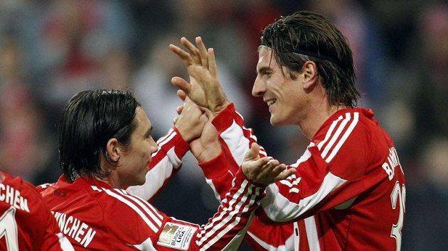 Mario Gomez (vpravo) a Danijel Pranjič z Bayernu Mnichov se radují z branky. Mario Gomez (vpravo) a Danijel Pranjič z Bayernu Mnichov se radují z branky.