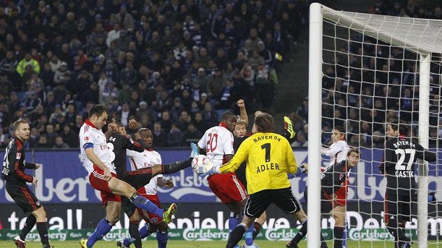 Fotbalista Bayeru Leverkusen Arturo Vidal (třetí zleva) dává vlastní gól do sítě Reneho Adlera v bundesligovém utkání s Hamburkem. Fotbalista Bayeru Leverkusen Arturo Vidal (třetí zleva) dává vlastní gól do sítě Reneho Adlera v bundesligovém utkání s Hamburkem.