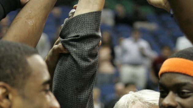 Trenér Don Nelson v objetí hráčů Warriors. Trenér Don Nelson v objetí hráčů Warriors.
