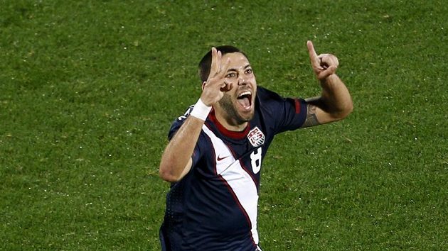 Americký fotbalista Clint Dempsey se raduje z branky. Americký fotbalista Clint Dempsey se raduje z branky.