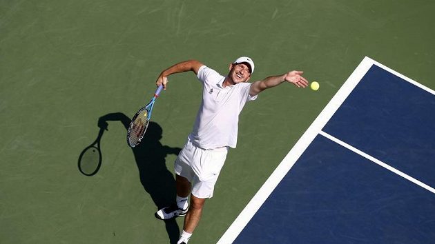 Jan Hájek servíruje v zápase s Fishem na US Open Jan Hájek servíruje v zápase s Fishem na US Open