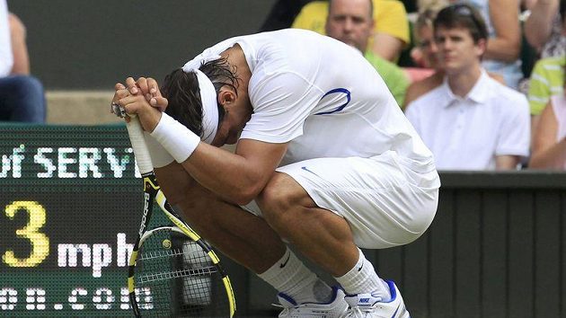 Rafael Nadal se svíjí v bolestech. Pro čtvrtfinále už by ale měl být fit. Rafael Nadal se svíjí v bolestech. Pro čtvrtfinále už by ale měl být fit.