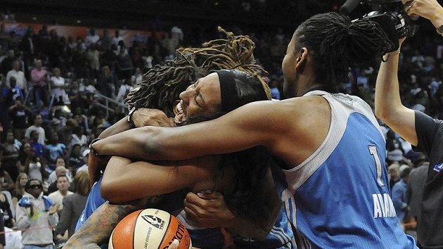 Basketbalistky Minnesoty se radují z historicky prvního titulu WNBA. Basketbalistky Minnesoty se radují z historicky prvního titulu WNBA.