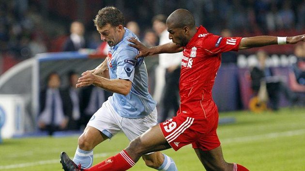 Ryan Babel (vpravo) na archivním snímku v dresu Liverpoolu. Ryan Babel (vpravo) na archivním snímku v dresu Liverpoolu.