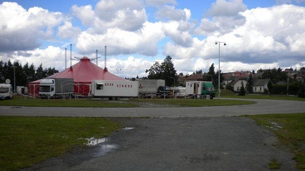Ovál ve Žďáru nad Sazávou obsadil cirkus a bruslařský trénink zde byl nemyslitelný. Ovál ve Žďáru nad Sazávou obsadil cirkus a bruslařský trénink zde byl nemyslitelný.