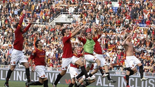 Fotbalisté AS Řím po skončení zápasu proti Bergamu slaví postup na první místo tabulky italské ligy - ilustrační foto. Fotbalisté AS Řím po skončení zápasu proti Bergamu slaví postup na první místo tabulky italské ligy - ilustrační foto.