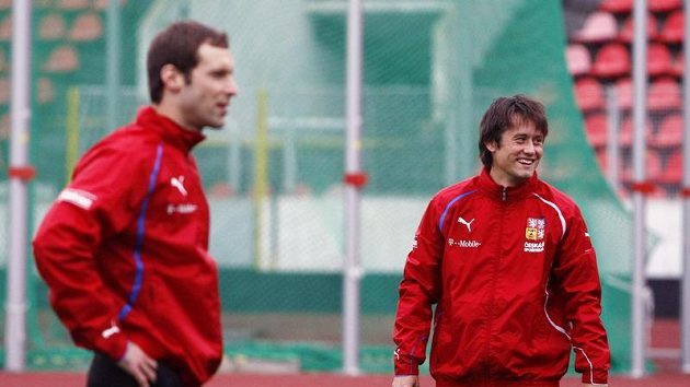 Tomáš Rosický (vpravo) a Petr Čech se znají dobře. V Premier League budou stát proti sobě. Tomáš Rosický (vpravo) a Petr Čech se znají dobře. V Premier League budou stát proti sobě.