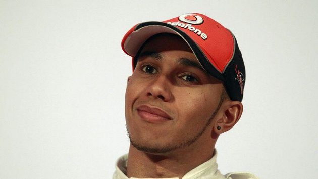 Lewis Hamilton přišel před startem sezóny s novou vizáží. Lewis Hamilton přišel před startem sezóny s novou vizáží.