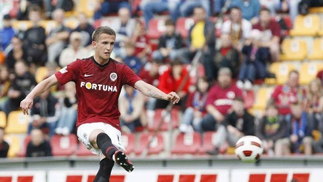 Sparťan Tomáš Pekhart proměňuje penaltu v zápase s Hradcem Králové. Sparťan Tomáš Pekhart proměňuje penaltu v zápase s Hradcem Králové.