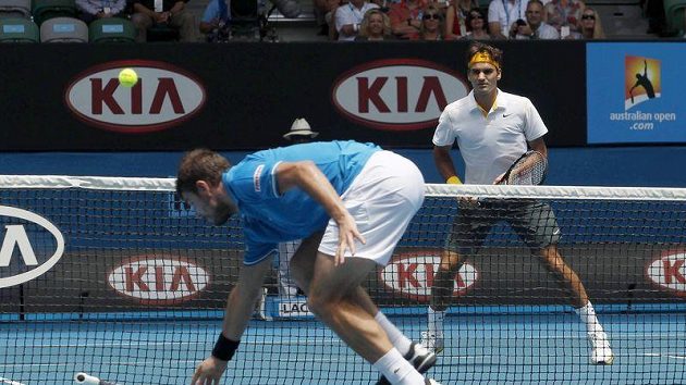 Roger Federer (dále) jednoznačně přehrál v semifinále Australian Open krajana Stanislase Wawrinku. Roger Federer (dále) jednoznačně přehrál v semifinále Australian Open krajana Stanislase Wawrinku.