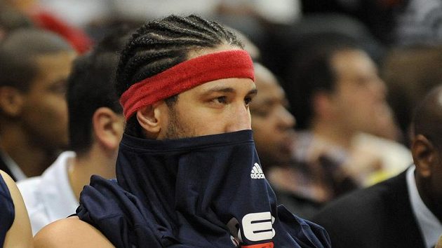 Nešťastný Josh Boone z New Jersey po prohraném zápase s Atlantou. Nešťastný Josh Boone z New Jersey po prohraném zápase s Atlantou.