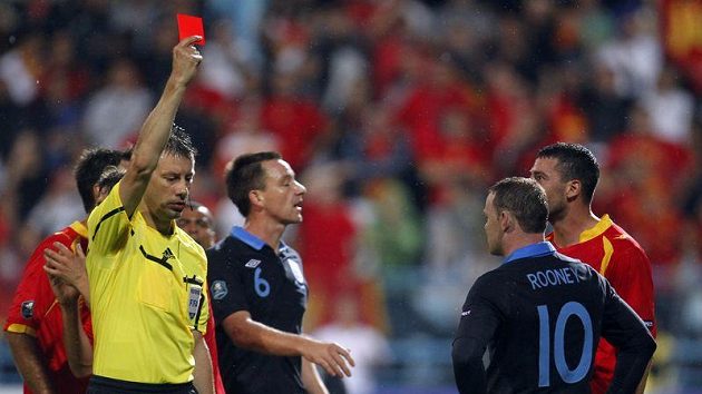 Rozhodčí Stark neváhal ani chvíli a za faul na Džudoviče ukázal Rooneymu (vpravo s číslem 10) červenou kartu. Rozhodčí Stark neváhal ani chvíli a za faul na Džudoviče ukázal Rooneymu (vpravo s číslem 10) červenou kartu.