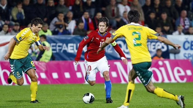 Tomáš Rosický, jenž je zachycen v obležení litevských fotbalistů Danileviciuse (vlevo) a Semberase v první kvalifikačním utkání, povede reprezentaci i do pátečního zápasu se Skotskem s kapitánskou páskou na rukávě. A i on spoléhá na podporu ochozů. Tomáš Rosický, jenž je zachycen v obležení litevských fotbalistů Danileviciuse (vlevo) a Semberase v první kvalifikačním utkání, povede reprezentaci i do pátečního zápasu se Skotskem s kapitánskou páskou na rukávě. A i on spoléhá na podporu ochozů.