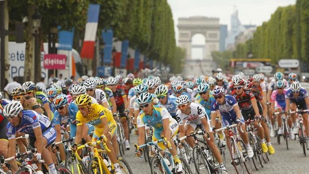 Peloton v závěrečné etapě Tour de France Peloton v závěrečné etapě Tour de France