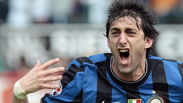 Argentinský útočník Diego Milito oslavuje gól, kterým zařídil pto Inter Milán italský titul. Argentinský útočník Diego Milito oslavuje gól, kterým zařídil pto Inter Milán italský titul.