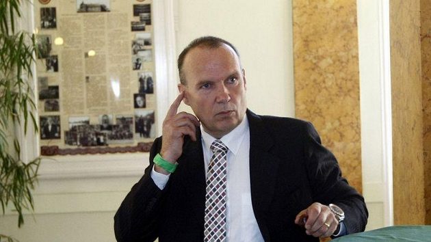 Svazový místopředseda Dalibor Kučera čelí obvinění z uplácení, odstoupit však nehodlá. Svazový místopředseda Dalibor Kučera čelí obvinění z uplácení, odstoupit však nehodlá.