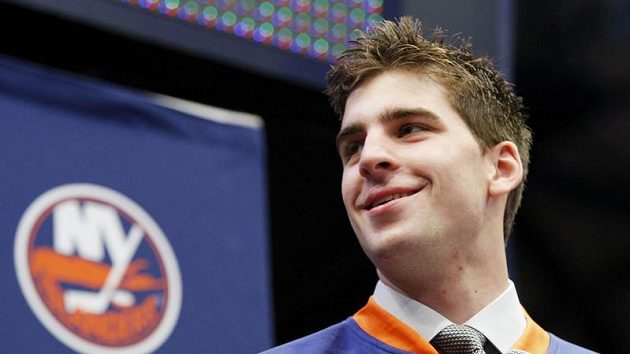 Kanadský hokejista John Tavares během tiskové konference New Yorku Islanders Kanadský hokejista John Tavares během tiskové konference New Yorku Islanders