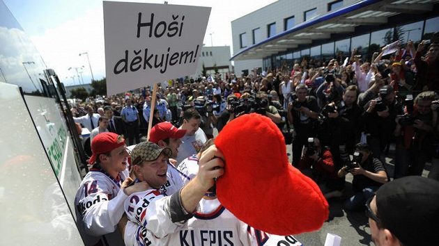Čeští hokejisté po příletu do Prahy Čeští hokejisté po příletu do Prahy