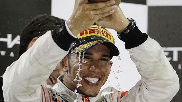 Lewis Hamilton si triumf v Abú Zabí patřičně vychutnal. Lewis Hamilton si triumf v Abú Zabí patřičně vychutnal.