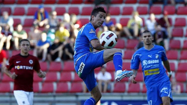 Milan Petržela z Plzně zpracovává míč v zápase se Spartou. Teď se dočkal pozvánky do reprezentace. Milan Petržela z Plzně zpracovává míč v zápase se Spartou. Teď se dočkal pozvánky do reprezentace.