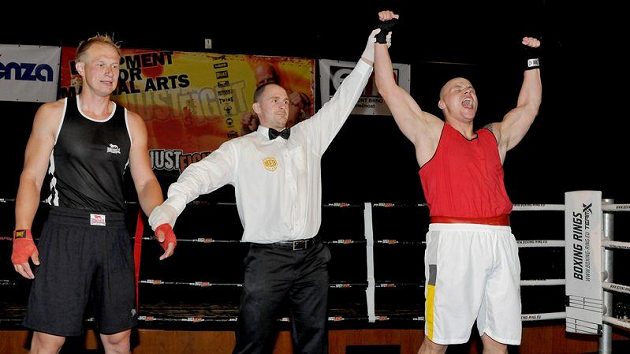 Roman Pála po své boxerské premiéře (vpravo) proti Martinu Šůsovi v Manažerské extralize. Roman Pála po své boxerské premiéře (vpravo) proti Martinu Šůsovi v Manažerské extralize.