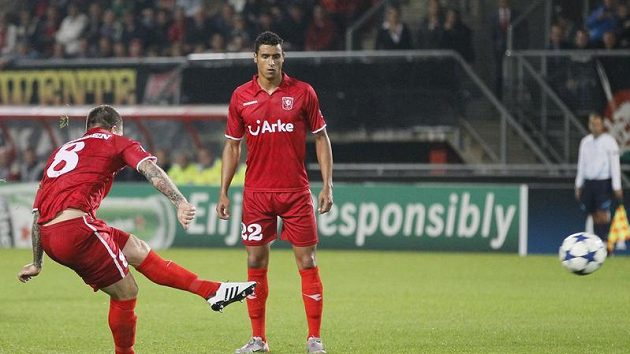 Theo Janssen z Enschede vyrovnává z přímého kopu na 1:1. Theo Janssen z Enschede vyrovnává z přímého kopu na 1:1.
