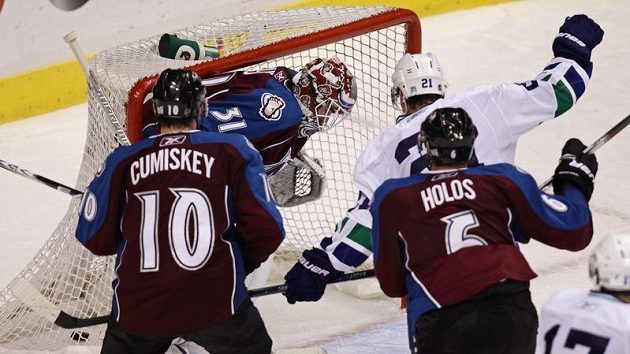 Mason Raymond (vpravo) z Vancouveru střílí vítězný gól za záda brankáře Colorada Petera Budaje. Mason Raymond (vpravo) z Vancouveru střílí vítězný gól za záda brankáře Colorada Petera Budaje.