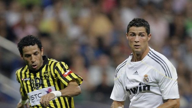 Cristiano Ronaldo v dresu Realu Madrid (vpravo) a Fahad Alselami z Al-Ittihad Cristiano Ronaldo v dresu Realu Madrid (vpravo) a Fahad Alselami z Al-Ittihad