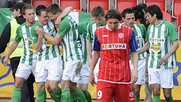 Fotbalisté Bohemians 1905 se radují z gólu, vpředu zklamaný Josef Hamouz z Brna. Fotbalisté Bohemians 1905 se radují z gólu, vpředu zklamaný Josef Hamouz z Brna.