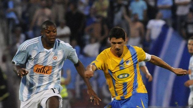 Karim Guédé (vlevo) ze Slovanu Bratislava se snaží zkrotit míč před dotírajícím Heliem Pintem z Apoelu Nikósie. Karim Guédé (vlevo) ze Slovanu Bratislava se snaží zkrotit míč před dotírajícím Heliem Pintem z Apoelu Nikósie.