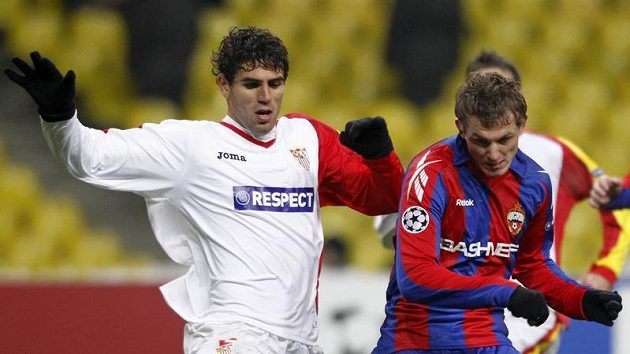 Tomáš Necid (vpravo) z CSKA Moskva ve svojí největší šanci proti Seville v prvním zápase v Moskvě. Tomáš Necid (vpravo) z CSKA Moskva ve svojí největší šanci proti Seville v prvním zápase v Moskvě.